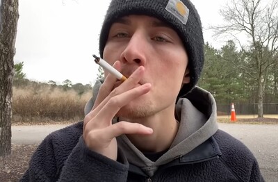 Лечение зависимости от табакокурения в Краснослободске Мужчина с сигаретой делает затяжку