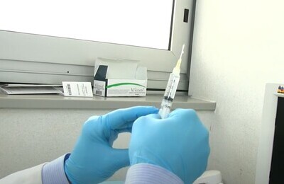 Проведение кодирования Вивитролом в Краснослободске Шприц с Вивитролом в руках у врача